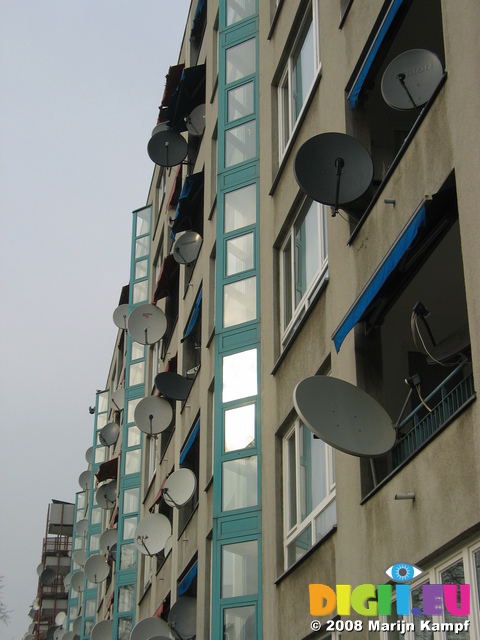 25013 Satellite dishes on building